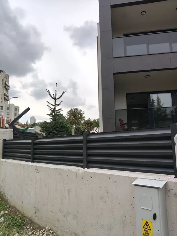 Sitede antrasit jaluzi panjur çit